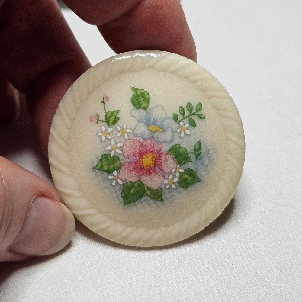 Avon Floral Brooch Womens Cream Vintage Round Flower Pin Cottagecore Accessory